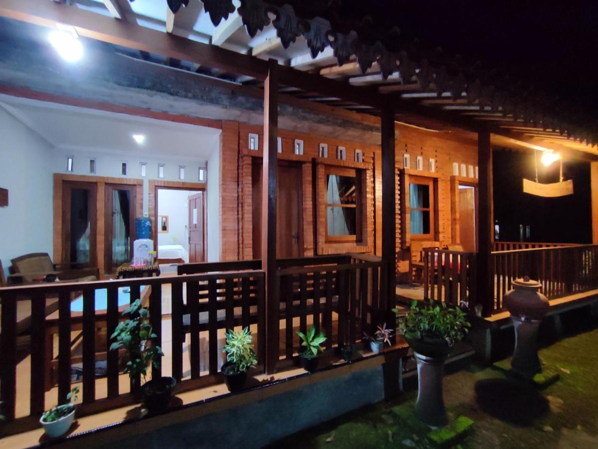 Romadhoni Homestay Magelang Exterior photo