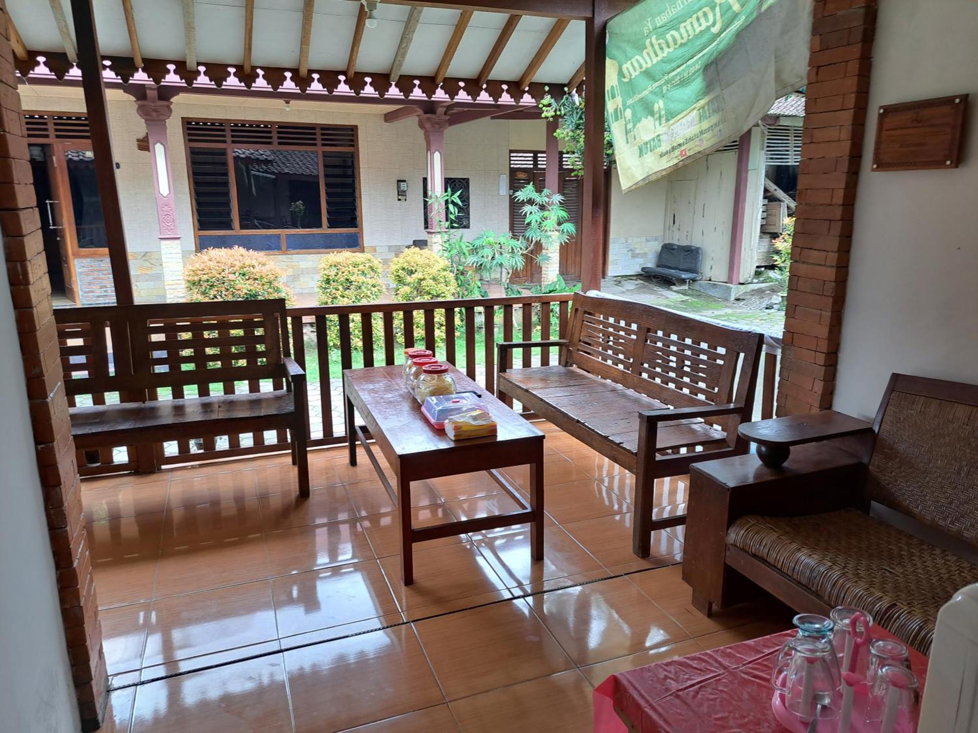 Romadhoni Homestay Magelang Exterior photo